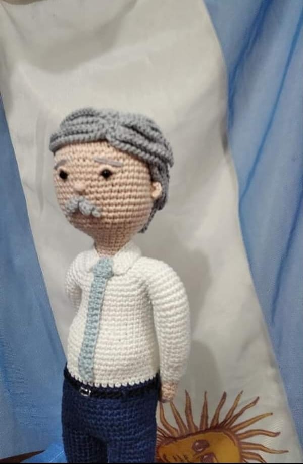 Muñeco al crochet de Alberto Fernández.